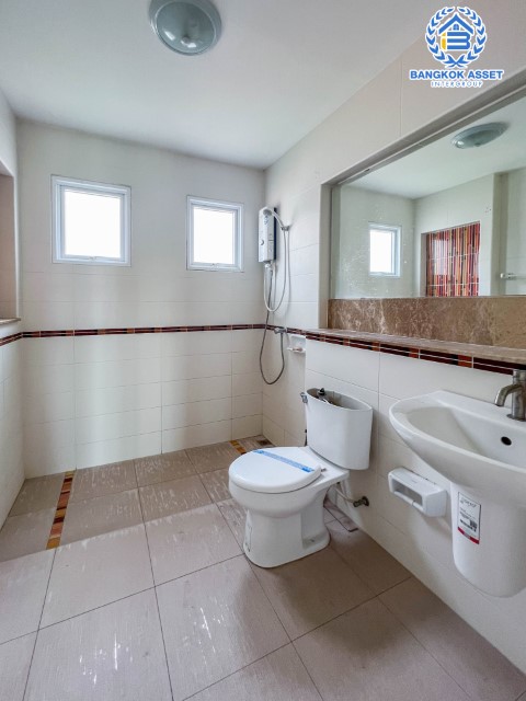 *****บ้านเดี่ยวมือสองย่านปทุมธานี ม.ชวนชื่น บรุ๊คไซด์ บางคูวัด เนื้อที่กว้าง 57.80 ตร.ว. ฟังก์ชัน 3 ห้องนอน 2 ห้องน้ำ ที่จอดรถ 2 คัน ต่อเติมสวย พร้อมเข้าอยู่ สภาพแวดล้อมภายในโครงการดี ตั้งบนทำเลแห่งการเดินทาง เชื่อมต่อถนนกรุงเทพฯ-ปทุมธานี, ถนนศรีสมาน และทางด่วน "ศรีรัช" และ ทางด่วน "ศรีสมาน"